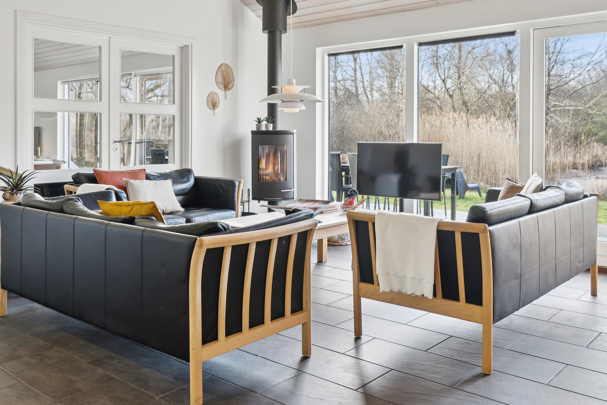 Opholdsstue med sofaer og udsigt til haven