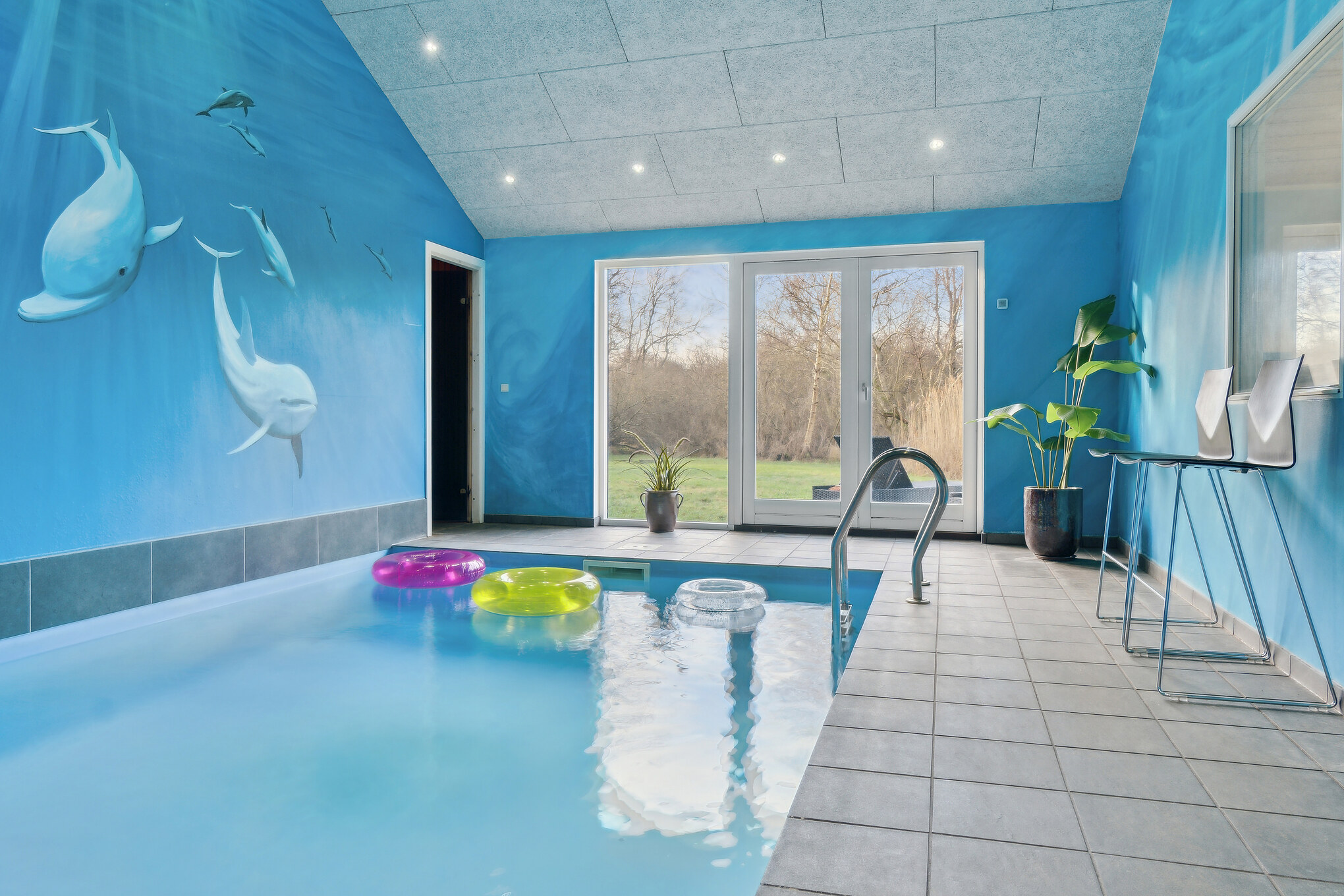 Indendørs swimmingpool i det blå poolrum