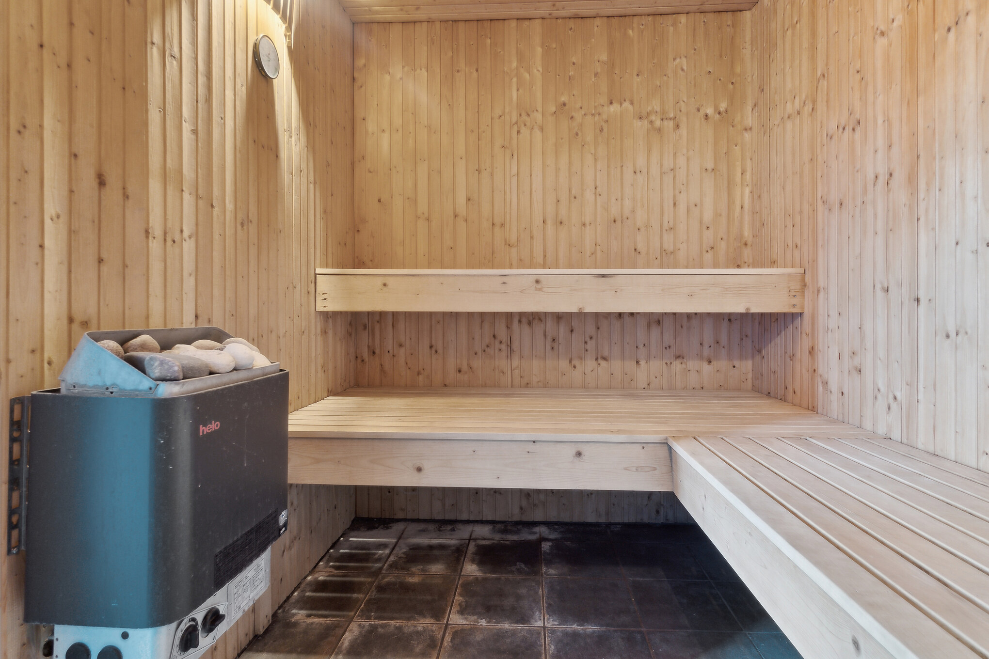 Sauna med træbeklædning og bænke