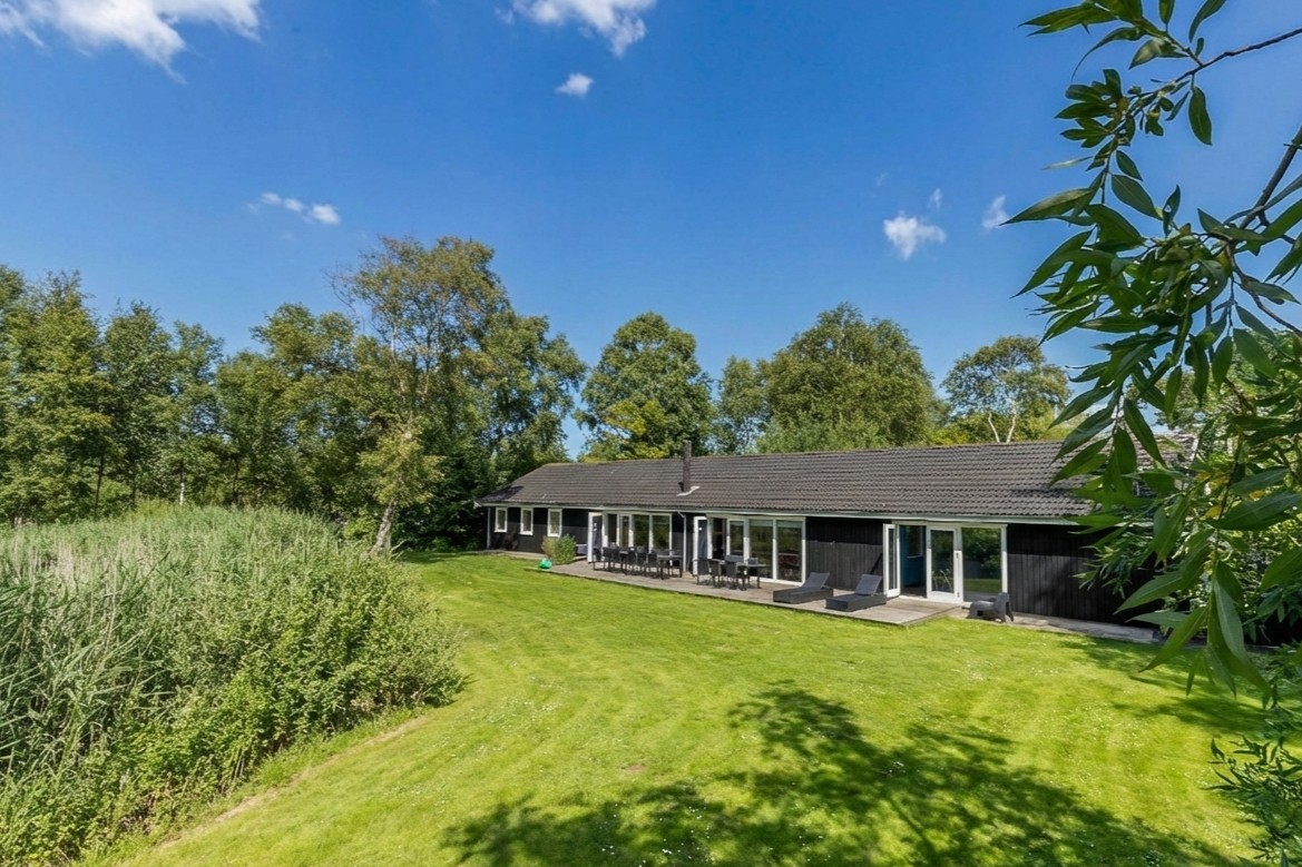 Lakehouse set fra haven mellem træerne